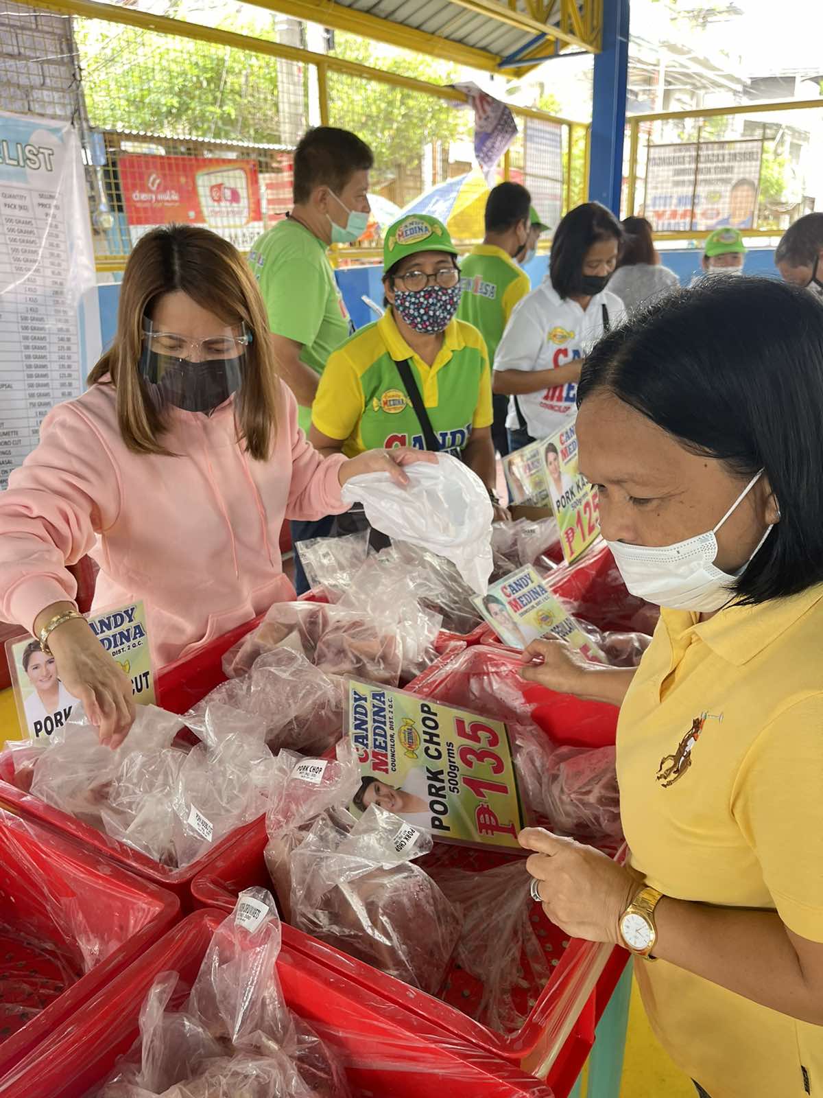 QC Councilor continues to distribute relief goods amid ECQ - Metropoler