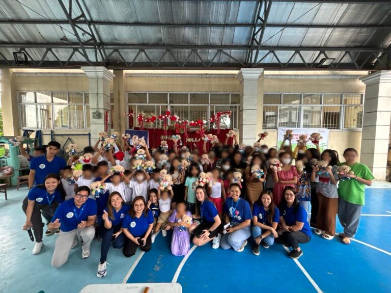 SM MALLS IN CAMANAVA WRAP UP THE YEAR WITH CHRISMILES