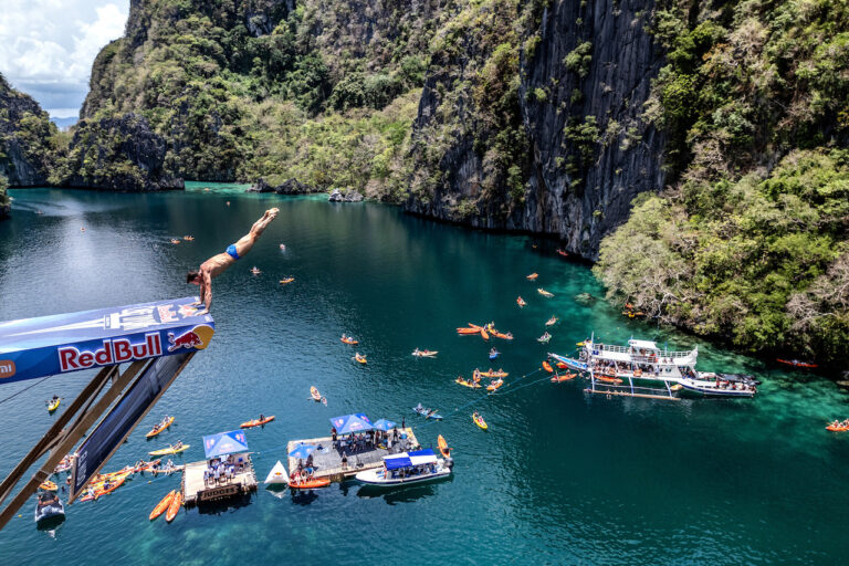 Hunt and Iffland Begin Red Bull Cliﬀ Diving Season with  Victories in the Philippines
